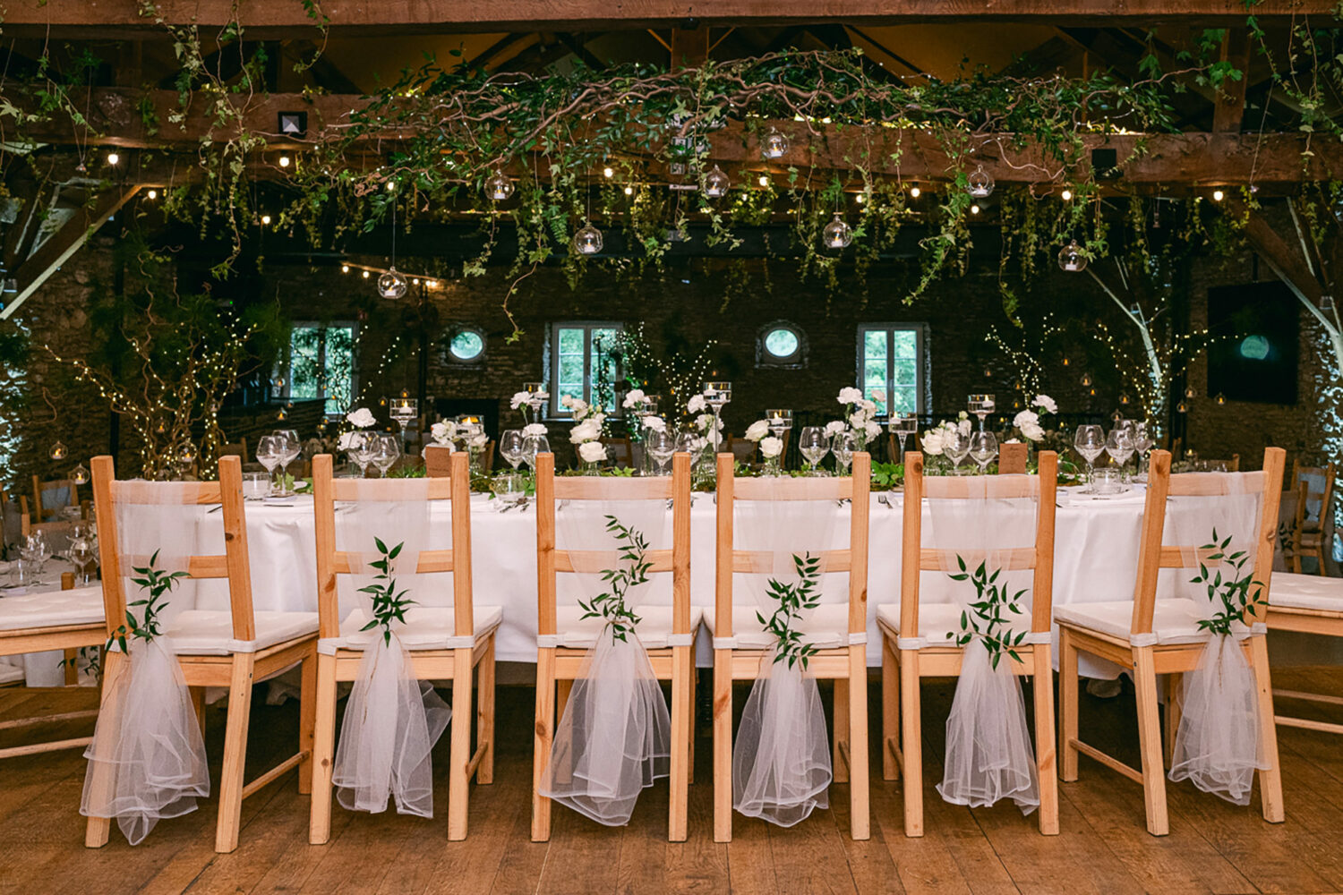 chaises-bois-tulle-table-honneur-wedding-planner-moselle