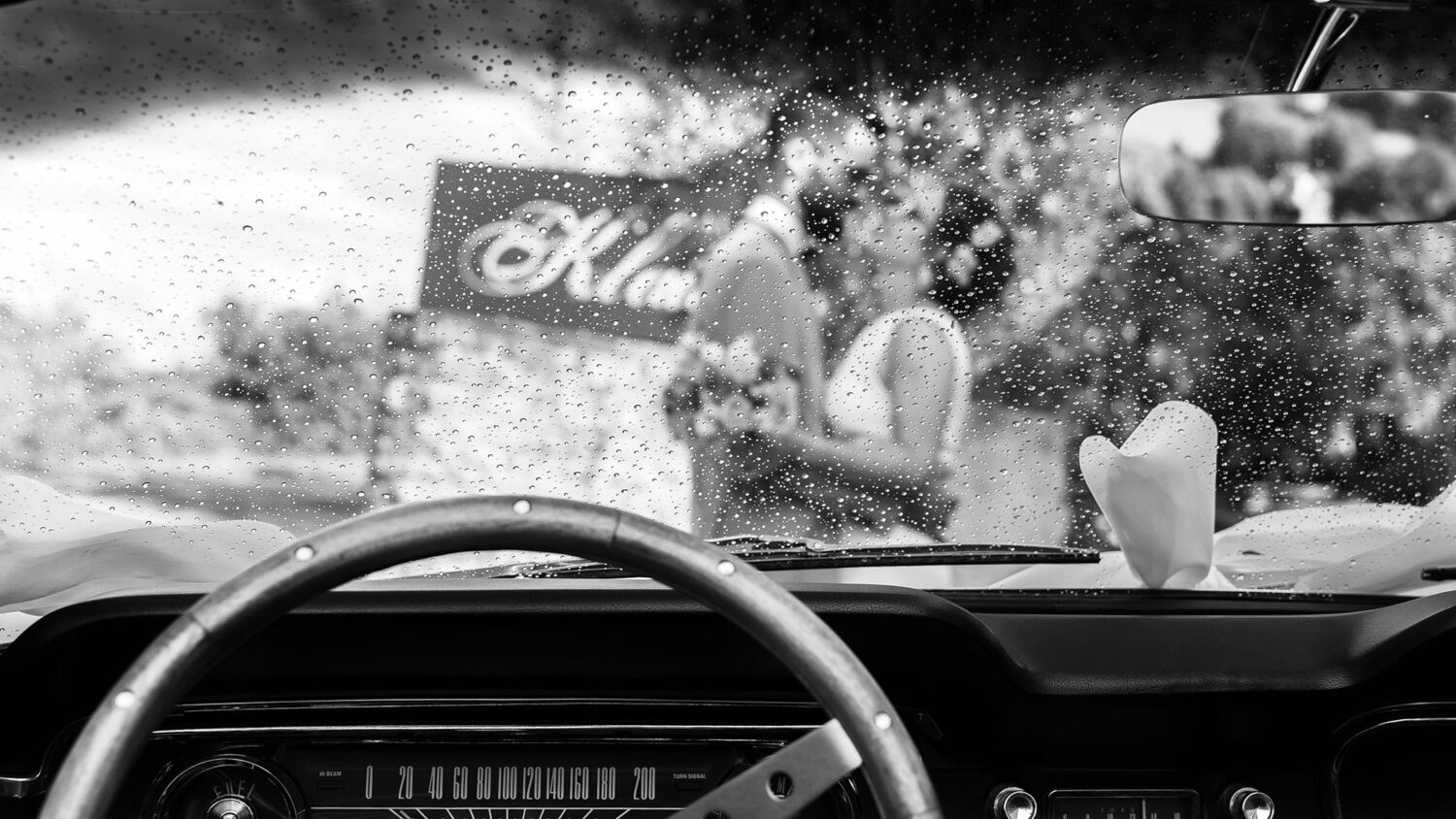 maries-pare-brise-voiture-ancienne-noir-et-blanc-wedding-planner-moselle