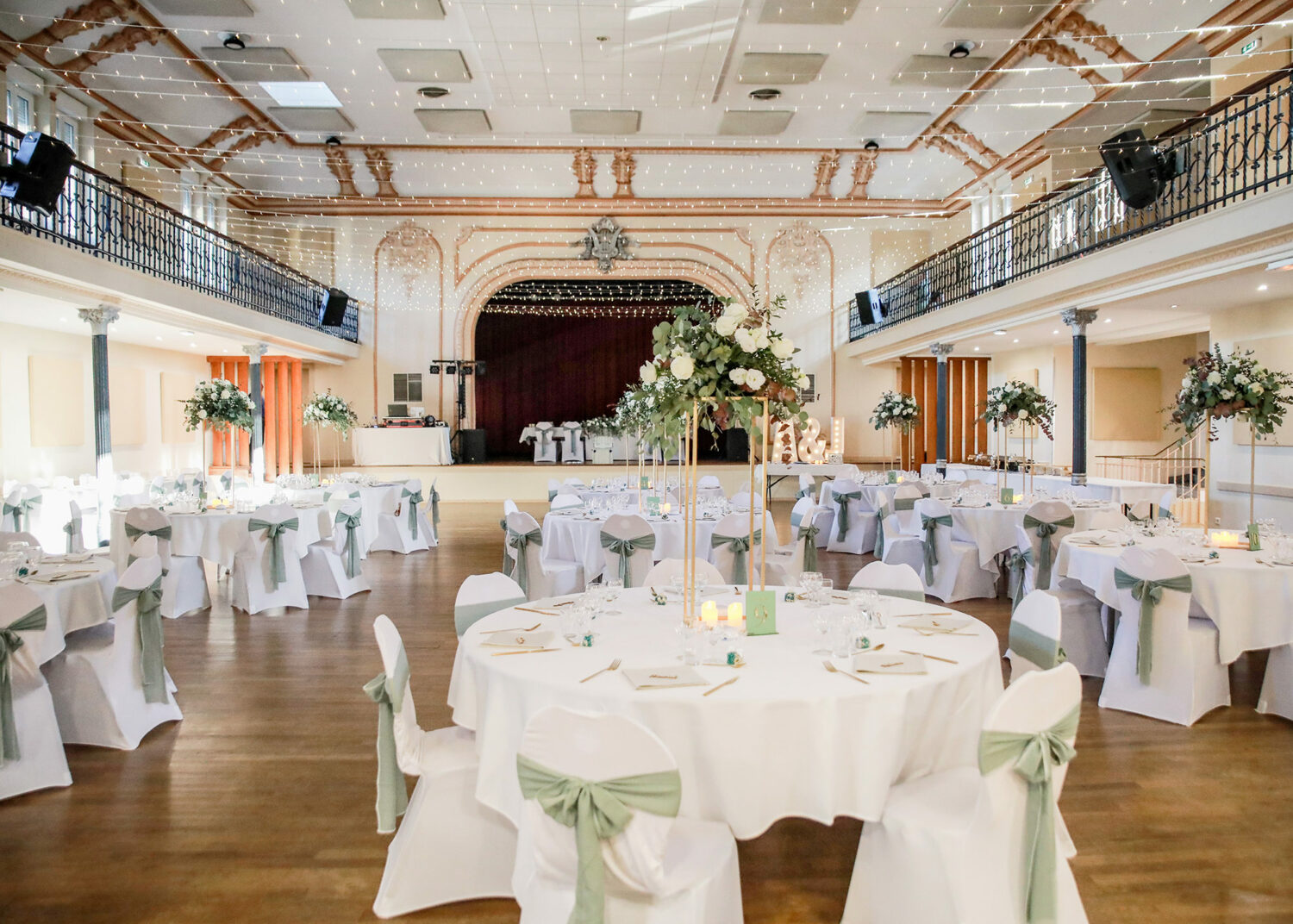 salle-reception-tables-rondes-noeuds-sauge-wedding-planner-moselle